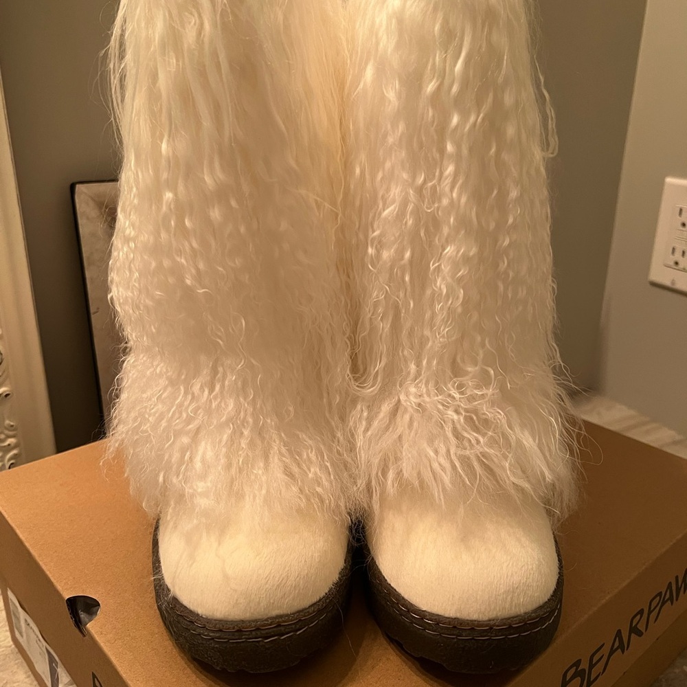NEW  Wool 🤍 Bearpaw Women's White Fur Boots